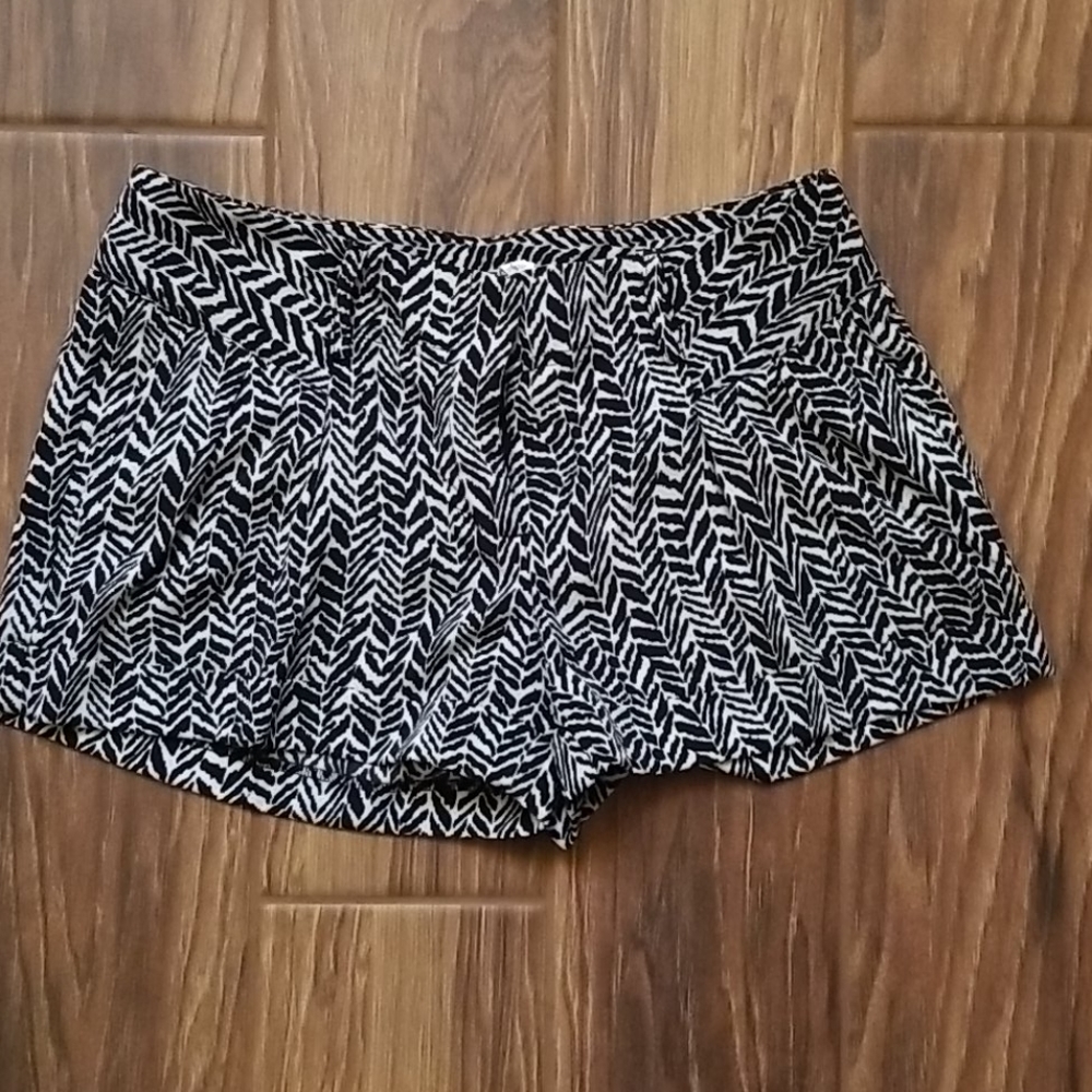 EXPRESS SHORTS SIZE 4